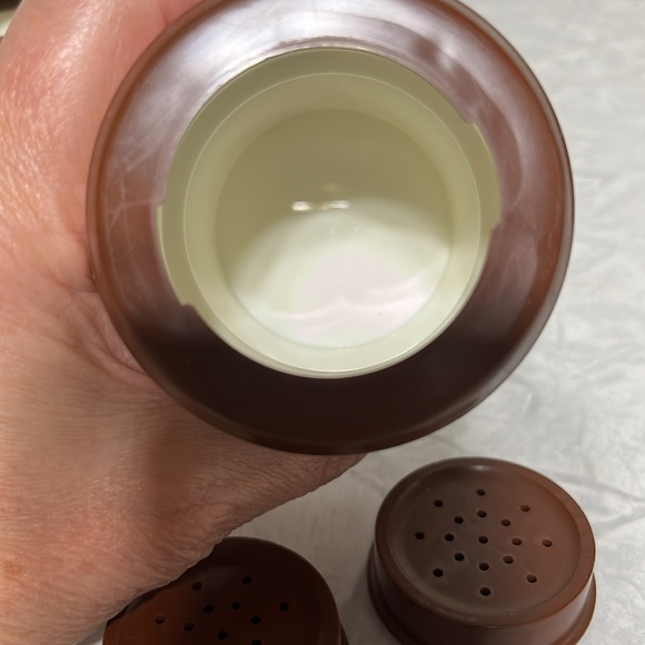 Mushroom salt and pepper 70s shakers plastic by sterilite some signs of wear - Picture 9 of 12